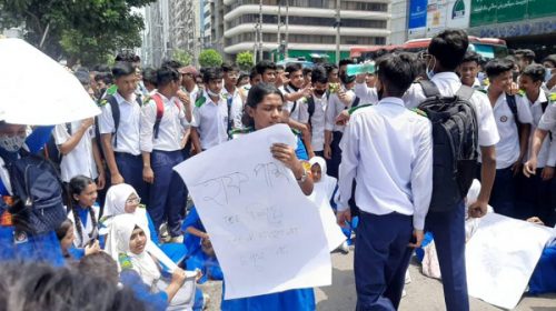 বনানীতে শিক্ষার্থীদের সড়ক অবরোধ, যান চলাচল বন্ধ